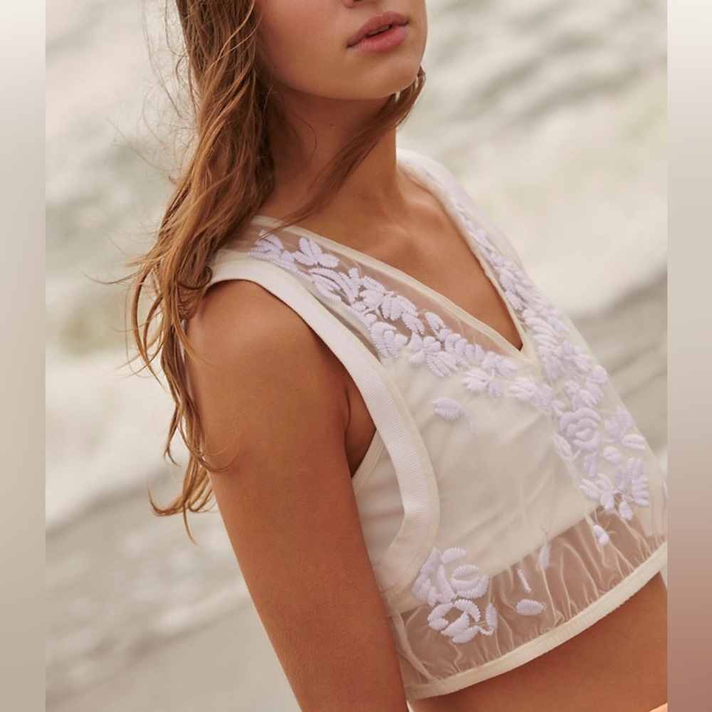 FREE PEOPLE SET 2 Pieces- TOP and SKORT SET (M)- White lace and embroidery. NWT